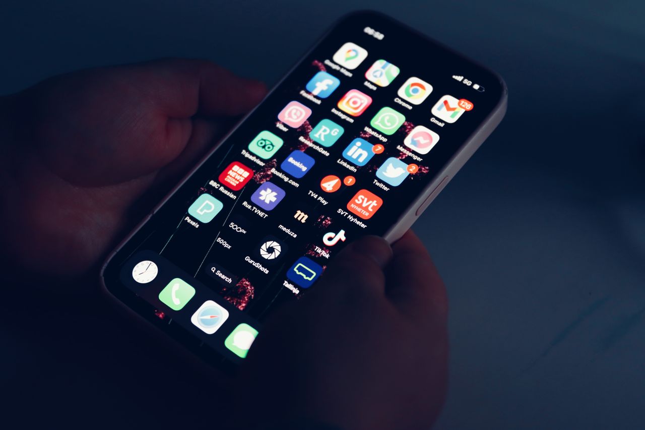 How to Organize Your Phone Home Screen for Less Distraction